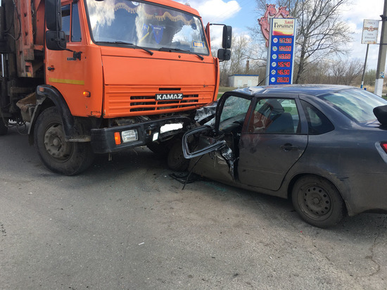 Пострадавших в ДТП с мусоровозом в Ряжске высвобождали спасатели