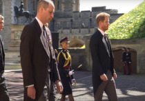 После официальной части похорон принца Филиппа 17 апреля братья Уильям и Гарри были замечены разговаривающими друг с другом в стороне от журналистов