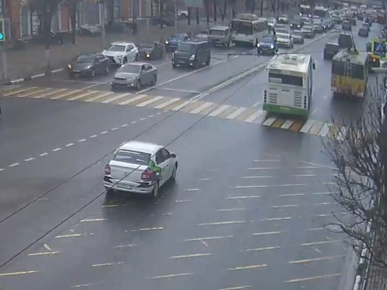 В центре Рязани из-за ДТП с троллейбусом и «буханкой» образовалась пробка