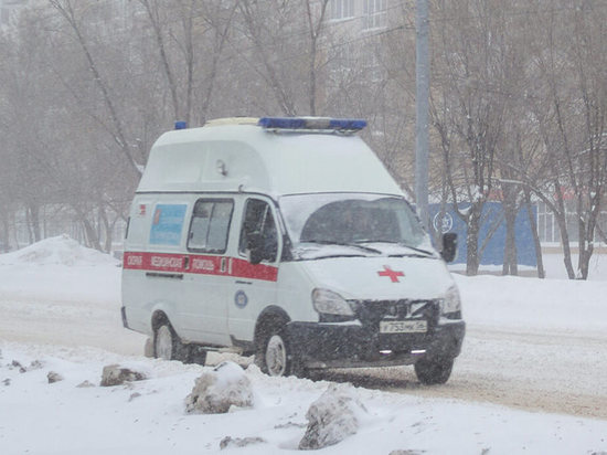 В центре Красноярска ВАЗ на полном ходу снёс карету скорой помощи, проигнорировав красный на перекрёстке