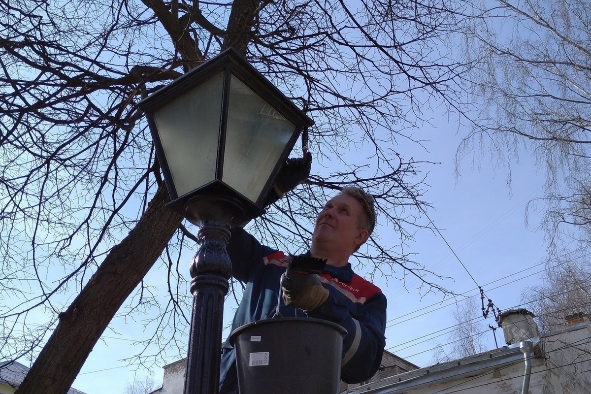 Филиал Костромаэнерго приступил к работам по реконструкции торшерных светильников в парках Костромы