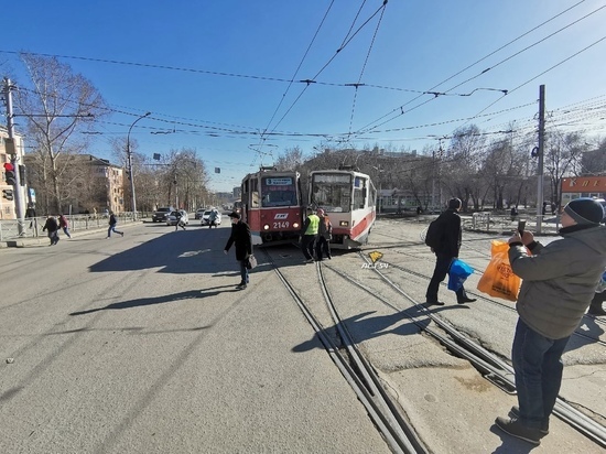 Два трамвая столкнулись в центре левобережья Новосибирска