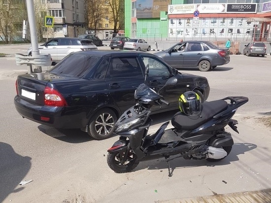 На улице Спортивной в Рязани скутер врезался в автомобиль