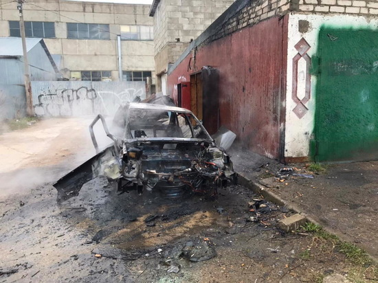 В Смоленске полыхала отечественная легковушка