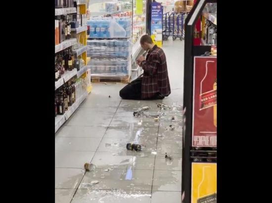 В Новосибирске мужчина разбил витрины в магазине и попросил убить его