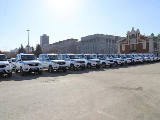 Инспекторам ГИБДД в Новосибирске вручили ключи от новых автомобилей