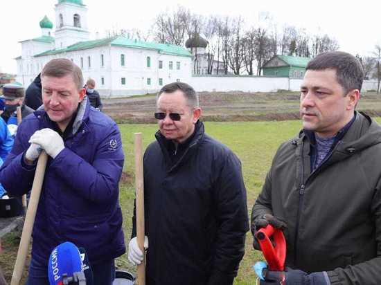 Министр строительства и ЖКХ РФ показал псковичам мастер-класс по распиливанию деревьев
