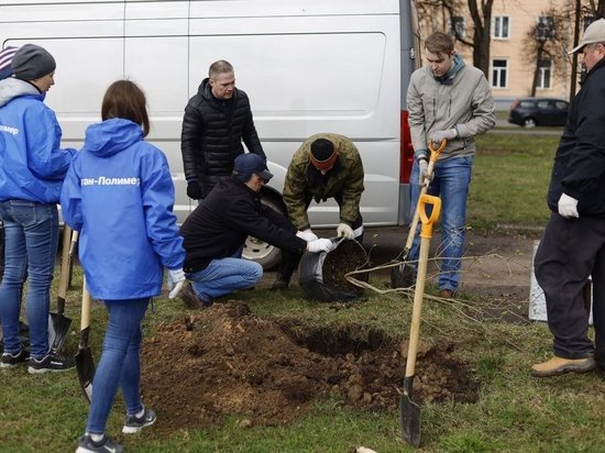 Сотрудники псковского завода "Титан-Полимер" посадили новые деревья