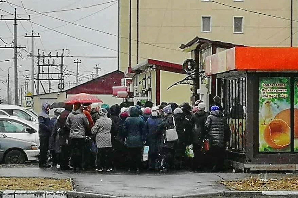 Очередь за яйцами. Яйца в Сахалинской области. Живая очередь картинки.