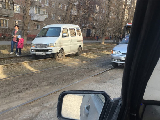 Омский автомобилист потребовал за препятствия для трамваев лишать прав