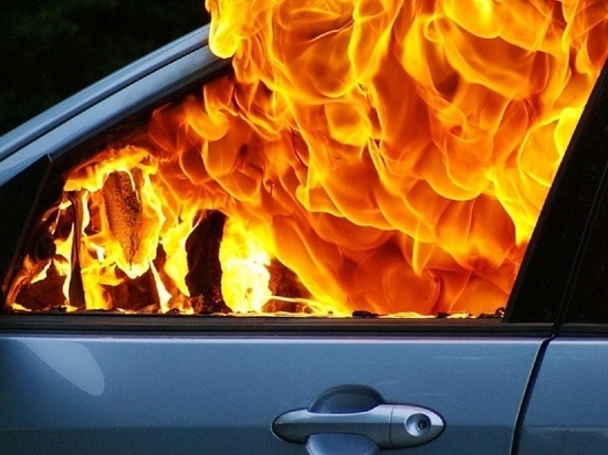 В Кузбасс посередине проезжей части загорелся автомобиль
