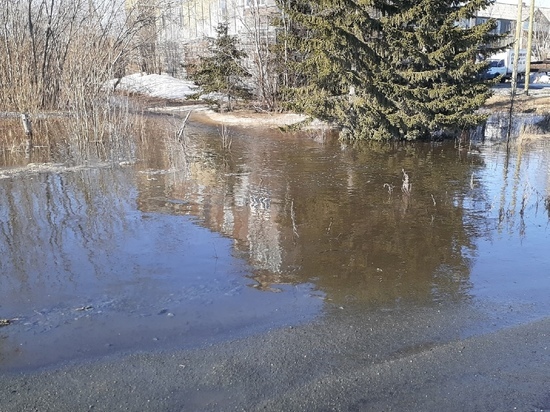 «Помогите, тонем»: две улицы в Лабытнанги залило водой