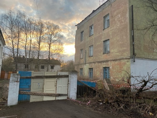 Вокруг обрушившегося общежития в Тверской области поставили забор из дверей