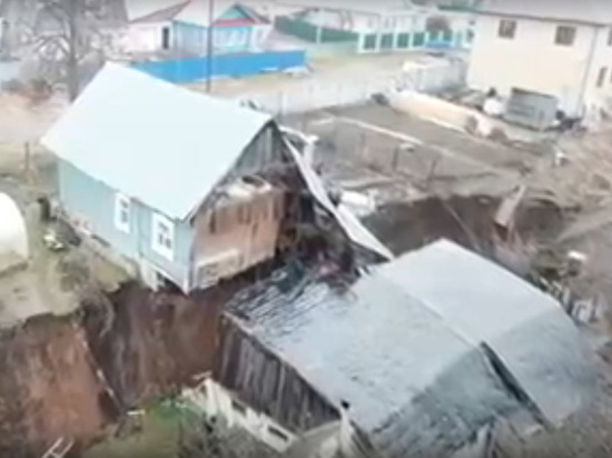 В Нижегородской области провал грунта разорвал дом пополам