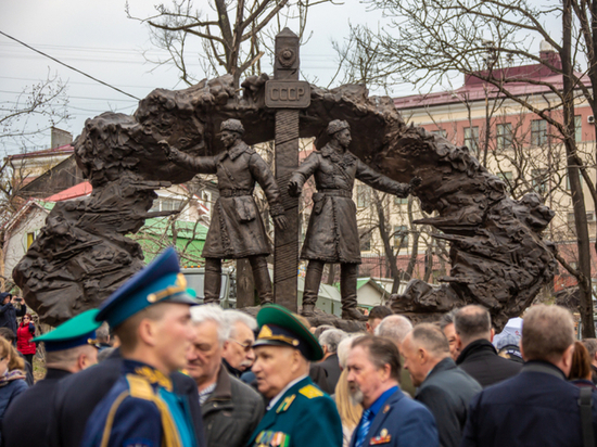Памятник пограничникам, погибшим на острове Даманский, открыли во Владивостоке