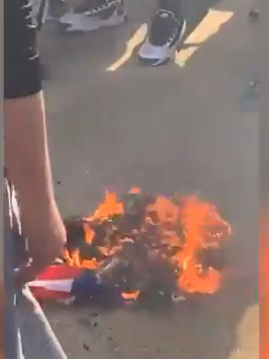 Фанаты «Манчестер Юнайтед» сожгли флаг США в ходе протестов