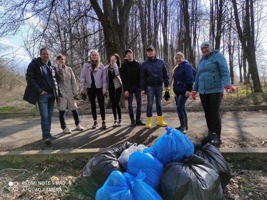 Костромские субботники: бизнесмены убирали территорию у Шаговского пруда