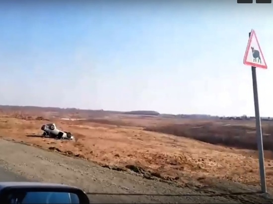 Автомобиль перевернулся на крышу на трассе под Новосибирском