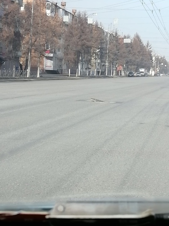 В Кузбассе на центральной дороге очевидец сфотографировал открытый канализационный люк