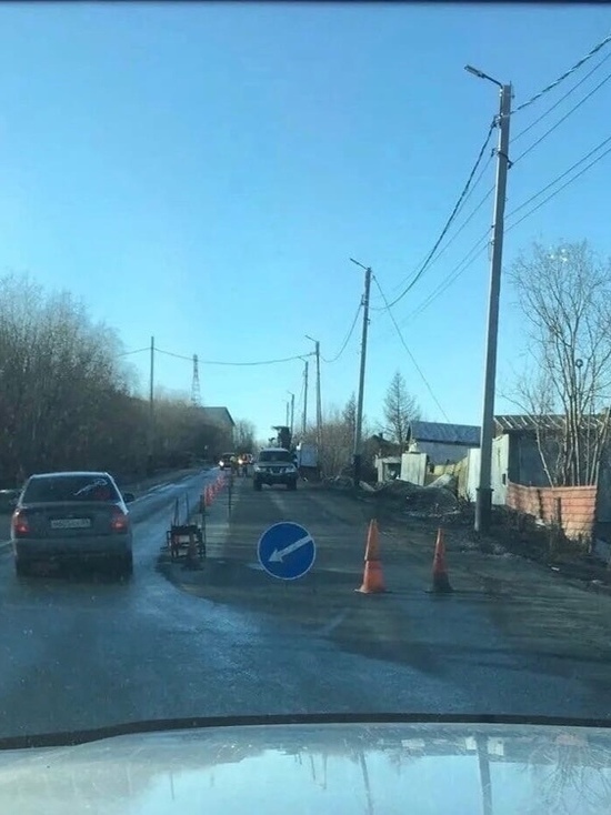 На улице Богдана Кнунянца в Салехарде перекрыли часть дороги из-за ремонта