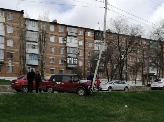 В Красном Сулине водитель ВАЗа врезался в столб