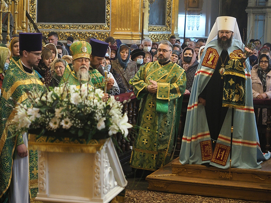 В Смоленске 25 апреля освятили ветки вербы в Успенском соборе