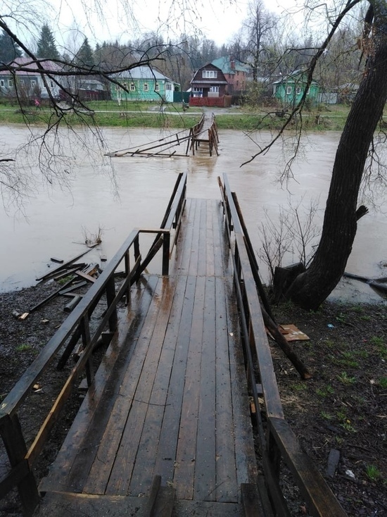 В Тверской области потоком воды смыло новый мост