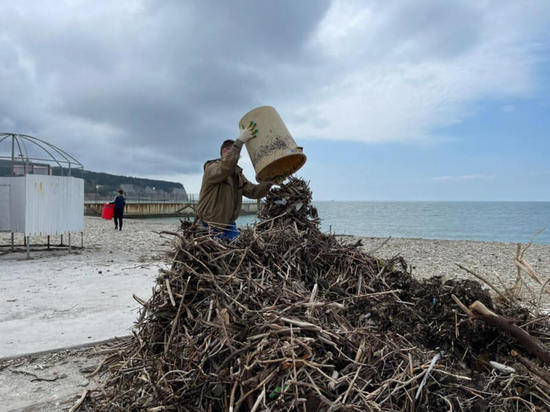 Активисты убрали мусор в прибрежной зоне Геленджика