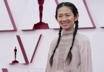 Американский режиссер китайского происхождения Хлоя Чжао награждена премией "Оскар" в категории "Лучший режиссер"
