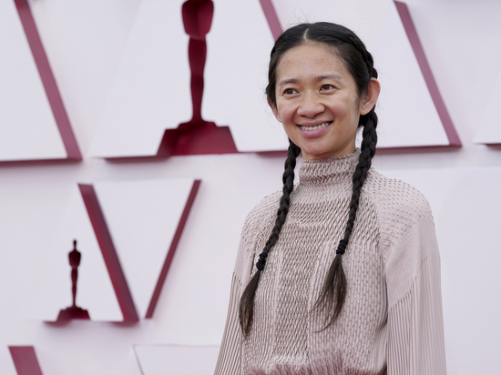 Хлоя Чжао получила "Оскар" как лучший режиссер за фильм "Земля кочевников"