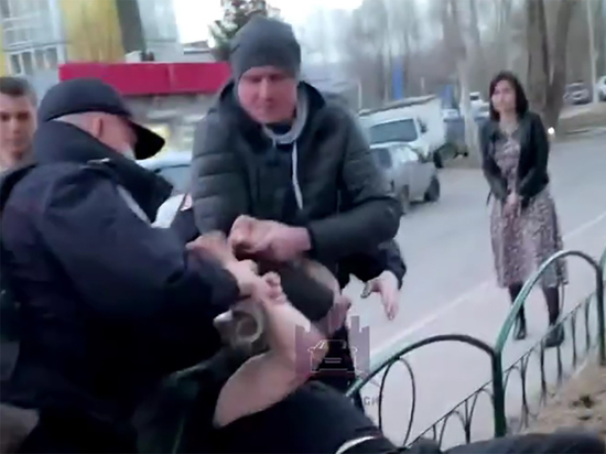 Возле БСМП в Красноярске парень бросался под машины на дороге