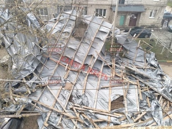 В Калуге с пятиэтажного дома снесло крышу