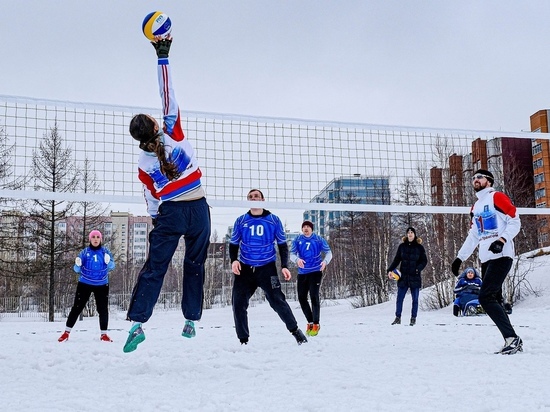 Спортсмены из Нового Уренгоя заняли весь пьедестал на турнире по волейболу на снегу