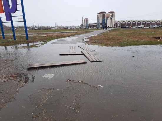 К торговому центру в Ярославле покупателям нужно добираться вплавь