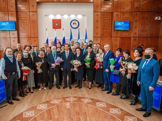 Накануне Дня государственности Глава Якутии вручил государственные награды