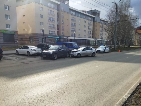 Молодая водительница на Chevrolet протаранила BMW в Петрозаводске