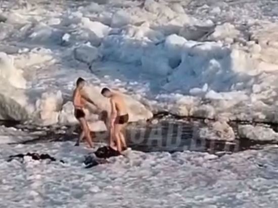 На Амуре в Благовещенске заметили купающихся парней