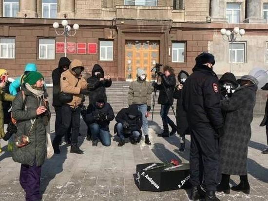 Суд в Красноярске оправдал многодетную мать за одиночный пикет с гробом возле краевого правительства