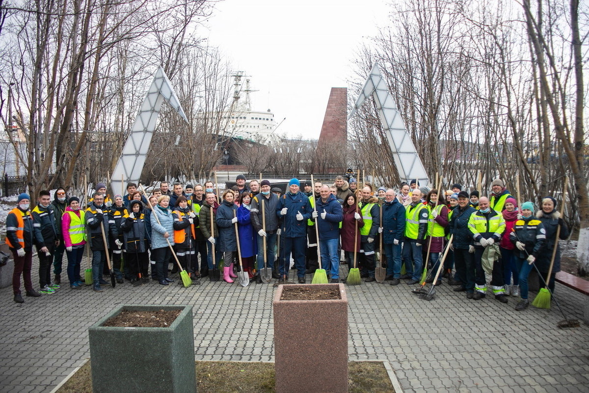 Последние мурманские новости. Субботник Мурманск. 1 Мая субботник. Портовик Мурманск. Сквер портовиков Мурманск.