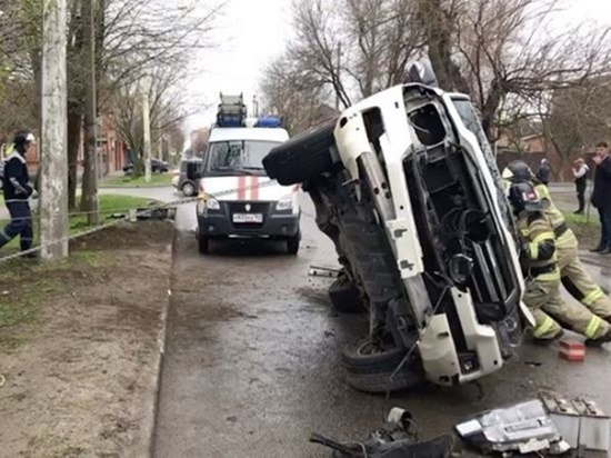В Ростове автомобилиста зажало в перевернувшейся машине