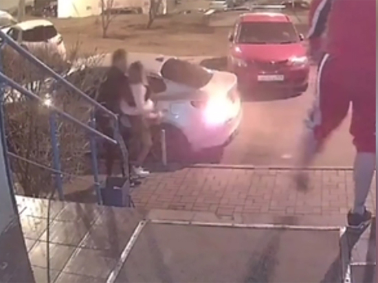 В Красноярске двое мужчин затолкали девушку в машину и увезли