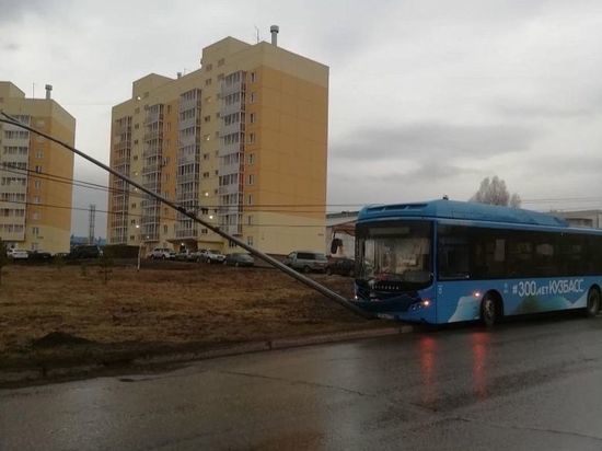 Новый “Волгабас” в Новокузнецке снёс опору освещения