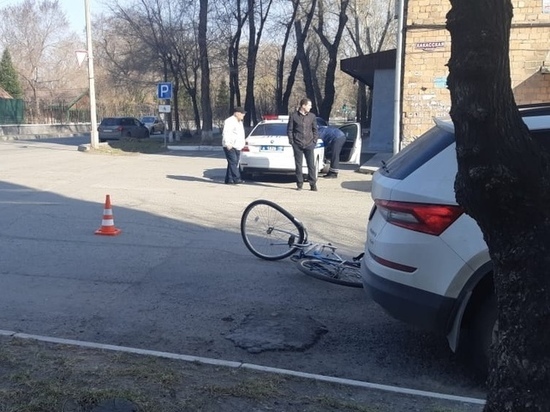 В Абакане автомобиль сбил пожилого велосипедиста