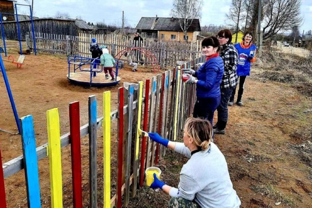 Костромские субботники: в селе Пыщуг обновили детскую площадку