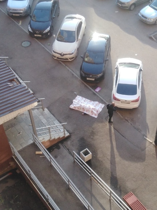 В Ярославле очередной мужчина выпал с балкона