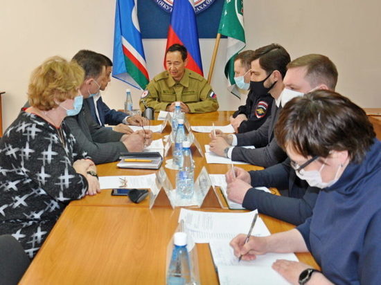 Глава Якутии провел заседание оперативного штаба Ленского района