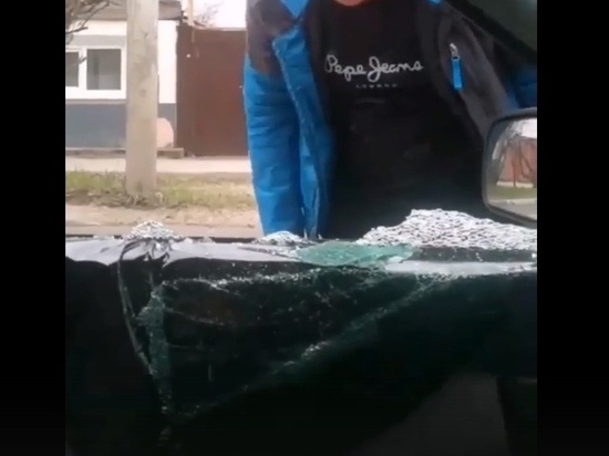 Во время конфликта на дороге в Рязани водитель разбил стекло автомобиля кулаком