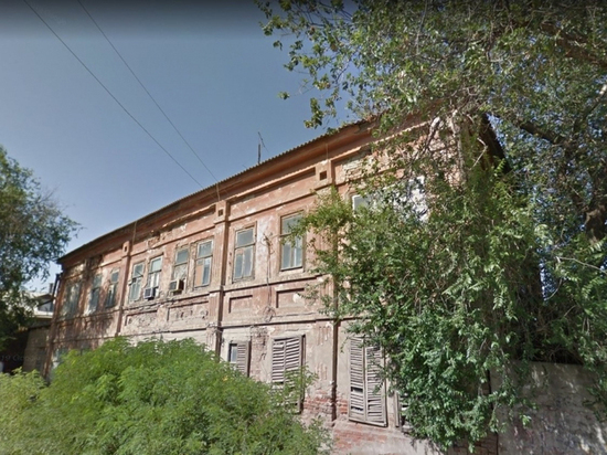 В центре Астрахани снесли двухэтажный дом