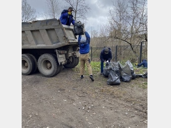 Смоляне каждый день продолжают убирать мусор с улиц города