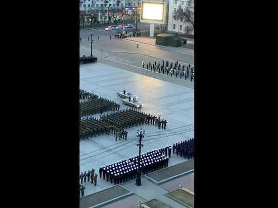 Михаил Дегтярев опубликовал видео репетиций парада Победы на площади в Хабаровске